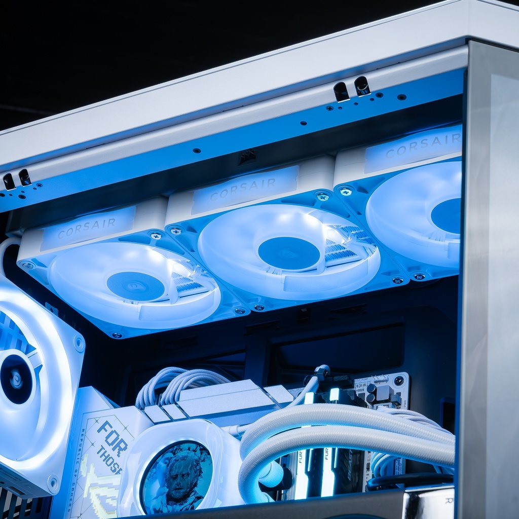 Vue rapprochée de trois ventilateurs Corsair ARGB blancs installés au sommet du PC gamer Touch Ultimate GEFORCE RTX™ 5080