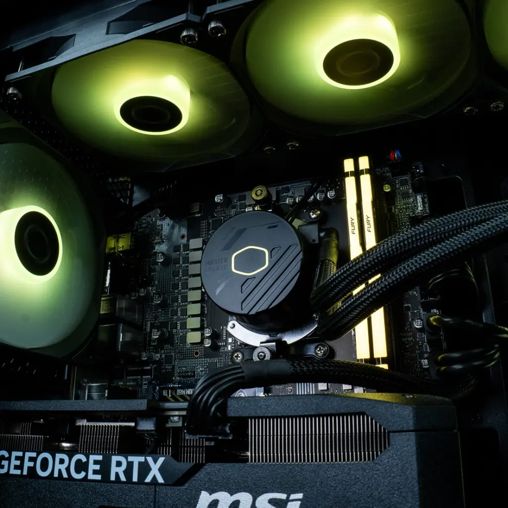 Waterblock Cooler Master MasterLiquid du PC gamer Fuego, illuminé par un liseré jaune et entouré par les barrettes de RAM Kingston FURY DDR5