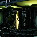 Waterblock Cooler Master avec son liseré jaune et les barrettes de RAM Kingston FURY DDR5 illuminées, cœur battant du PC gamer Fuego
