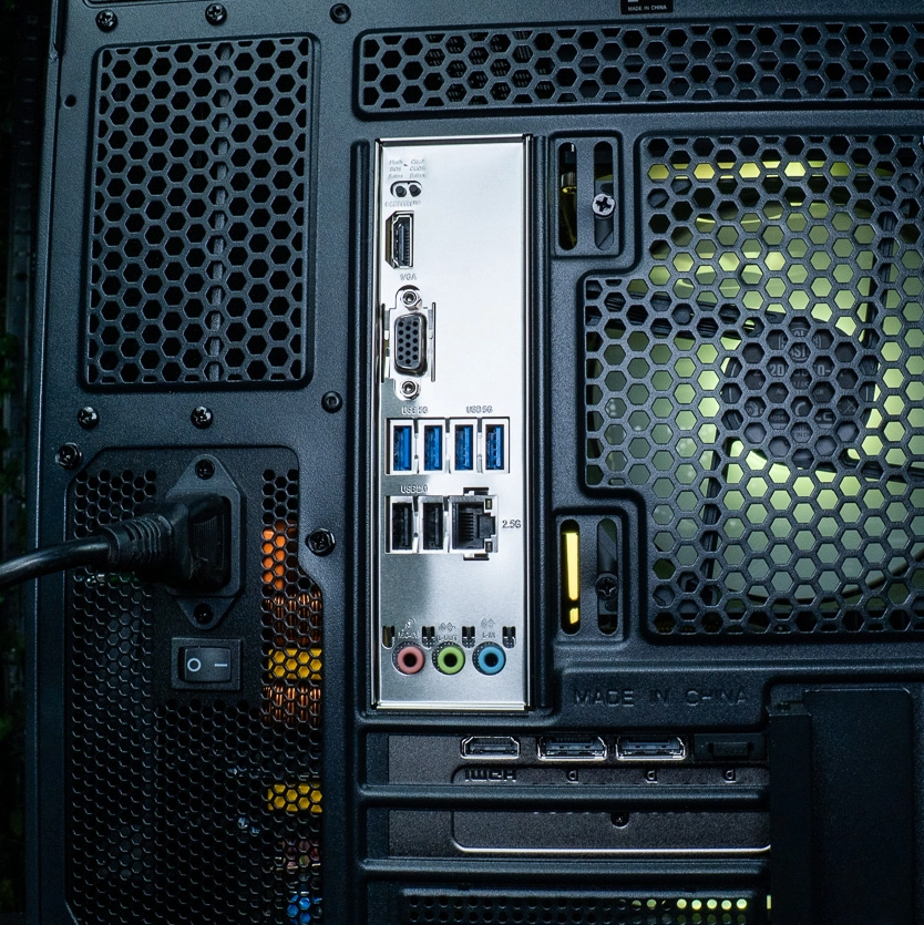 Vue d'ensemble de la connectique arrière du PC Fuego présentant les ports de la carte mère avec ses ports USB 3.2, son port Ethernet 2.5G  ainsi que les sorties vidéo