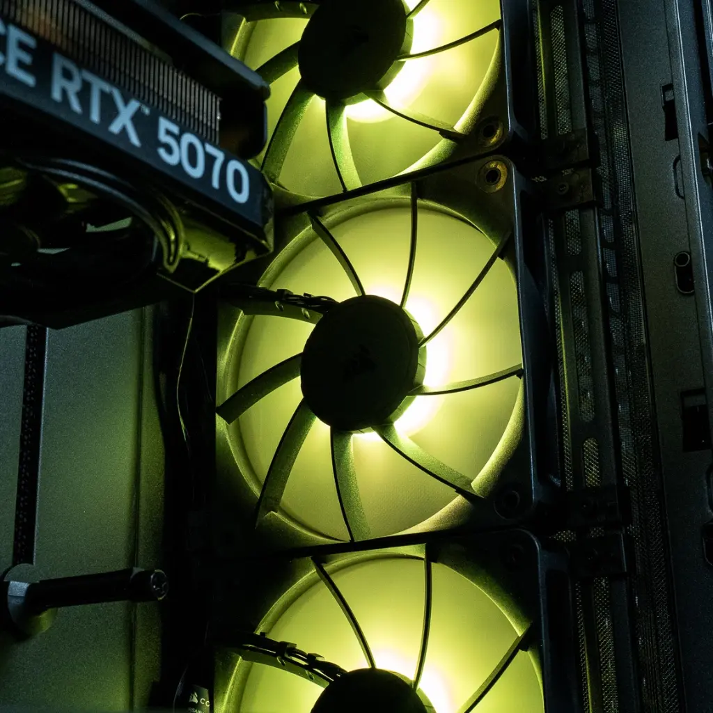 PC Corsair BlackFlag GEFORCE RTX™ 5070 - iCUE Certified  