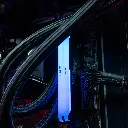 Vue rapprochée des barrettes de mémoire vive Kingston FURY RGB éclairées en bleu à l'intérieur du PC gamer Nightwing