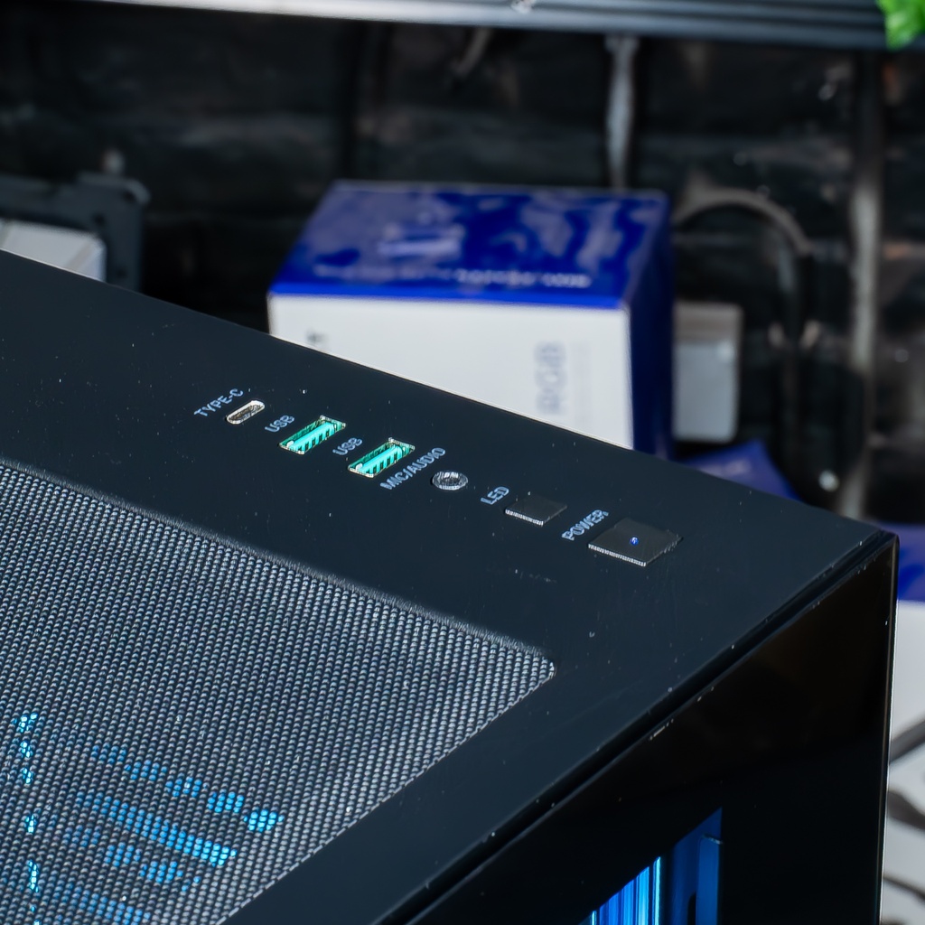 Vue de dessus du panneau de contrôle du PC Nightwing avec ports USB 3.0, ports USB 2.0, prises jack audio et boutons d'alimentation et de gestion LED