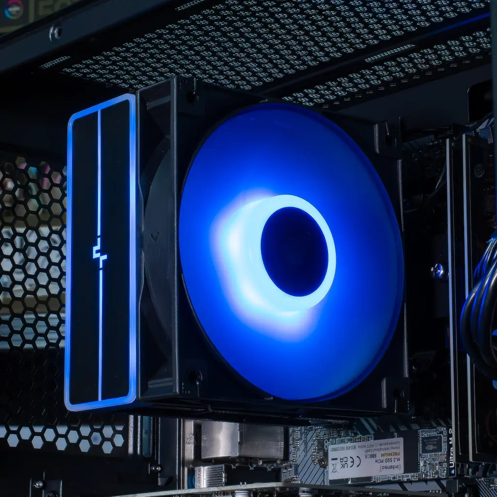 Zoom sur le ventirad DeepCool AG400 ARGB rétroéclairé en bleu installé dans le PC Bengal