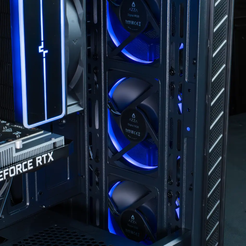 Vue des ventilateurs de boîtier Azza Digital RGB installés en façade du PC gamer Bengal