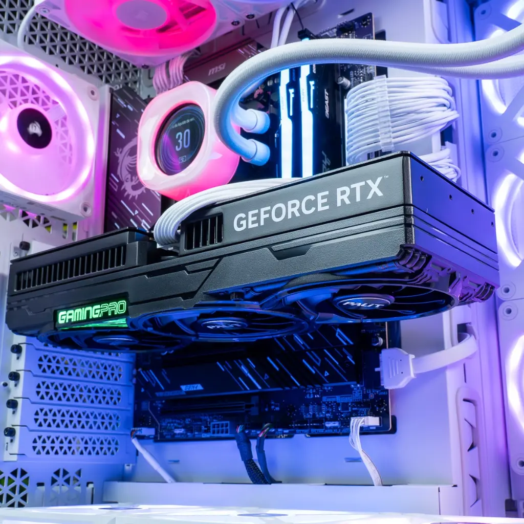 Carte graphique GeForce RTX RGB rose et bleu dans PC gamer Mountain GeForce RTX™ 5080 blanc configuration gaming 4K ultra hautes performances