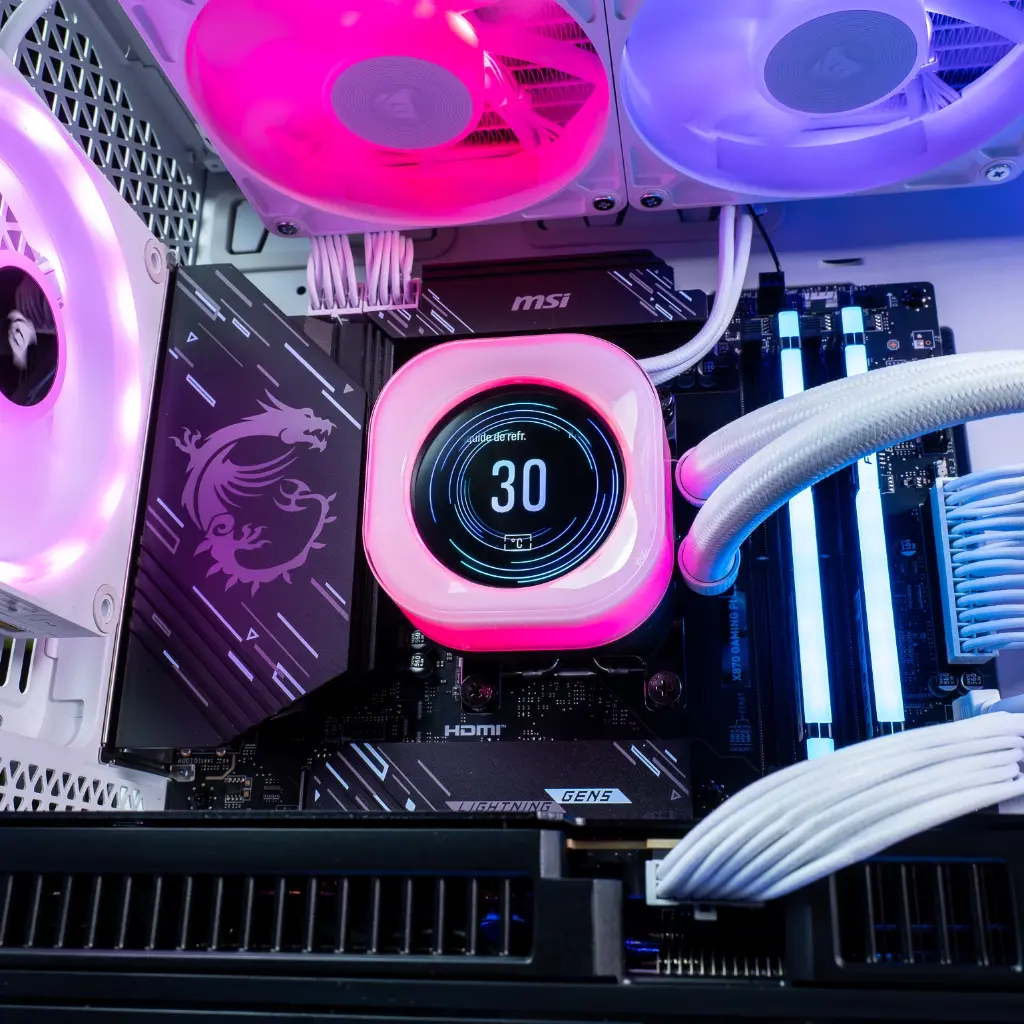 Gros plan watercooling LCD Corsair et RAM DDR5 RGB dans PC gamer Mountain GeForce RTX™ 5080 blanc configuration gaming 4K ultra