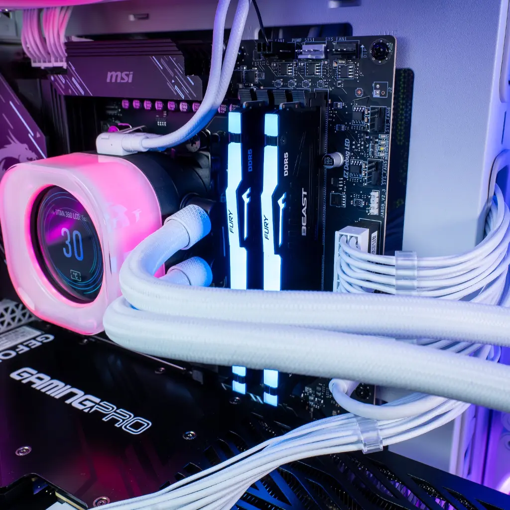 Gros plan RAM DDR5 RGB et watercooling Corsair dans PC gamer Mountain GeForce RTX™ 5080 blanc configuration gaming 4K hautes performances