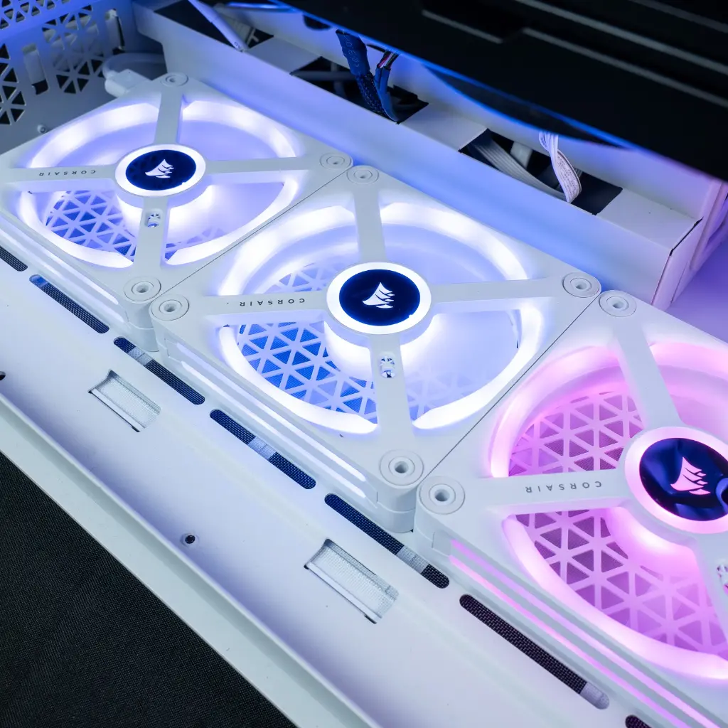 Ventilateurs RGB en bas et carte graphique GeForce RTX dans PC gamer Mountain GeForce RTX™ 5080 blanc configuration gaming 4K ultra