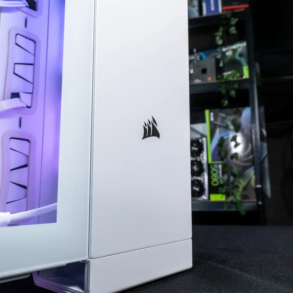 Détail façade blanche avec logo Corsair du PC gamer Mountain GeForce RTX™ 5080 configuration gaming 4K ultra haut de gamme