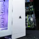 Détail façade blanche avec logo Corsair du PC gamer Mountain GeForce RTX™ 5080 configuration gaming 4K ultra haut de gamme