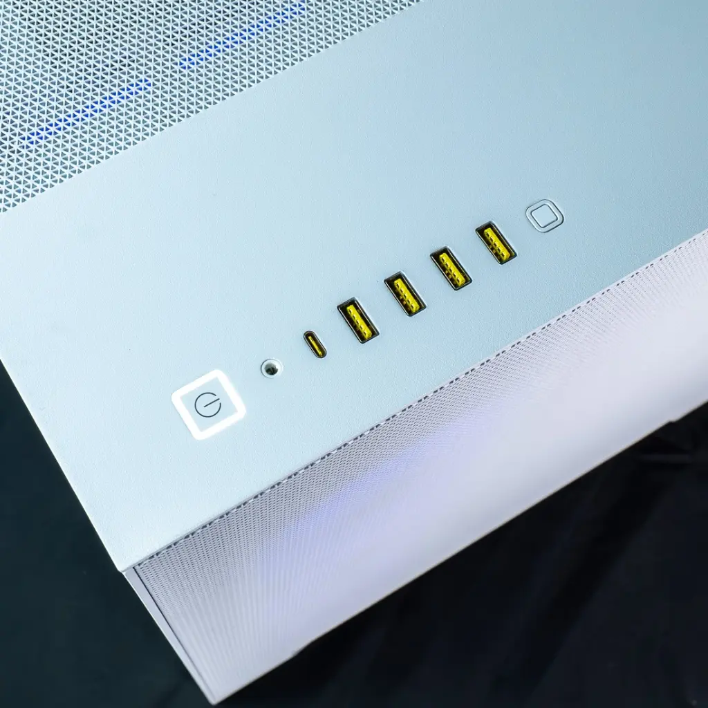 Panneau supérieur blanc USB et bouton power du PC gamer Mountain GeForce RTX™ 5080 configuration gaming 4K ultra