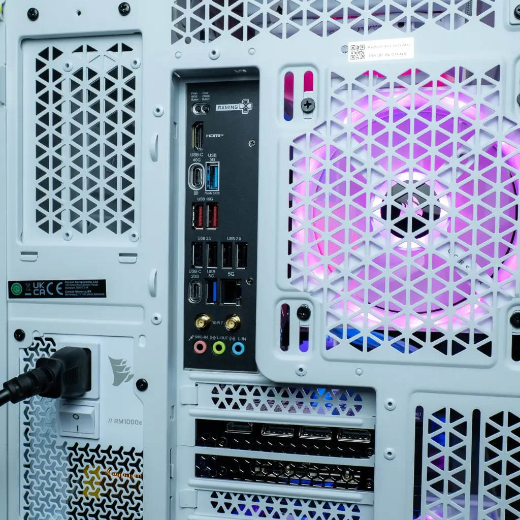 Panneau arrière blanc connectiques USB HDMI audio et ventilation du PC gamer Mountain GeForce RTX™ 5080 configuration gaming 4K ultra