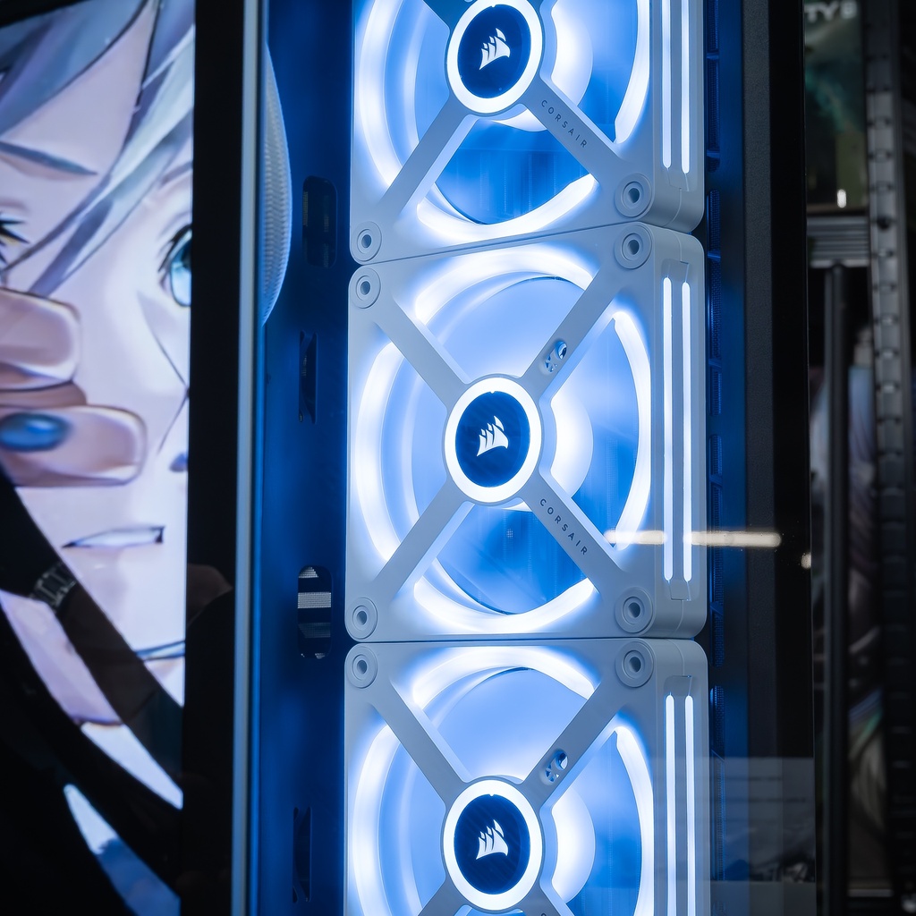 Vue rapprochée de trois ventilateurs Corsair ARGB blancs installés verticalement dans le PC gamer Touch Ultimate GEFORCE RTX™ 5080