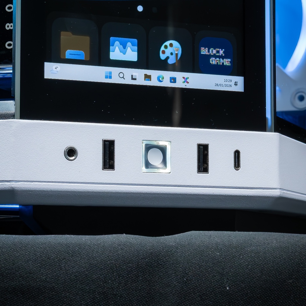 Vue rapprochée de la connectique avant du boîtier Hyte : ports USB, USB-C, jack et bouton d'alimentation