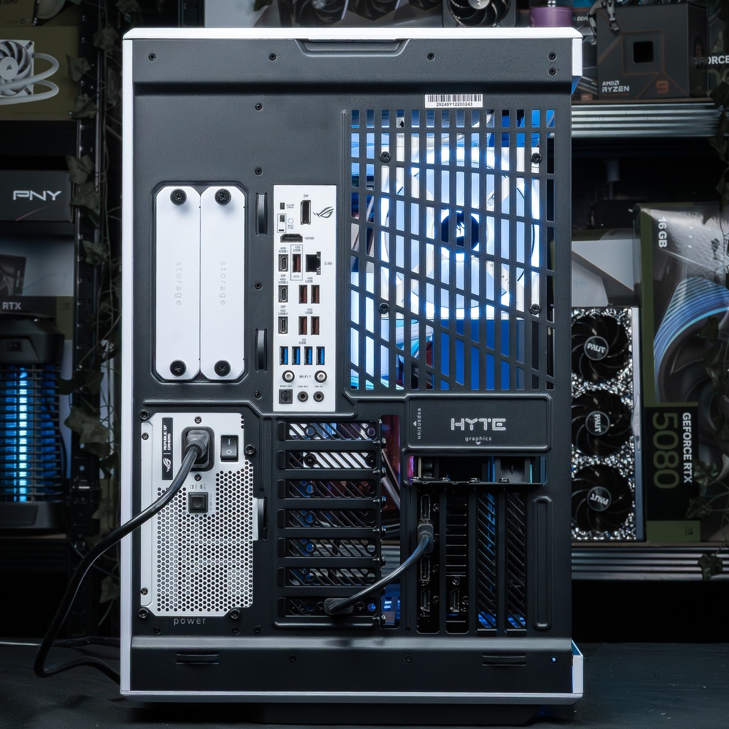 Vue arrière du Touch Ultimate : connectique ASUS ROG, alimentation blanche et slots d'extension du boîtier Hyte