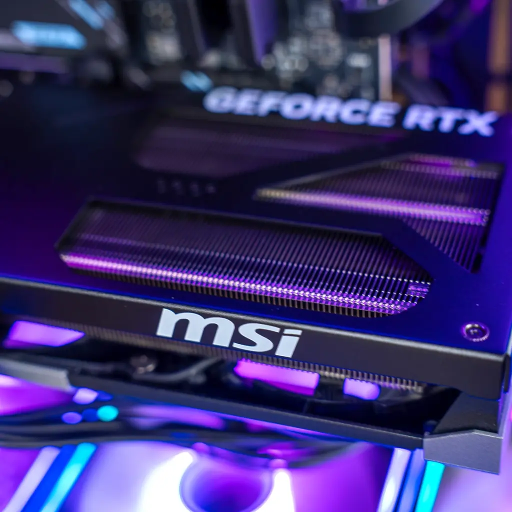 Vue rapprochée des barrettes de RAM Kingston FURY Beast DDR5 avec éclairage ARGB à l'intérieur du PC gamer Ascent X3D GEFORCE RTX™ 5080
