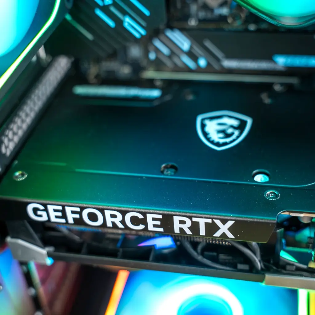 Vue rapprochée du waterblock Arctic Liquid Freezer III avec éclairage ARGB circulaire bleu sur carte mère MSI à l'intérieur du PC gamer Ascent X3D GEFORCE RTX™ 5080