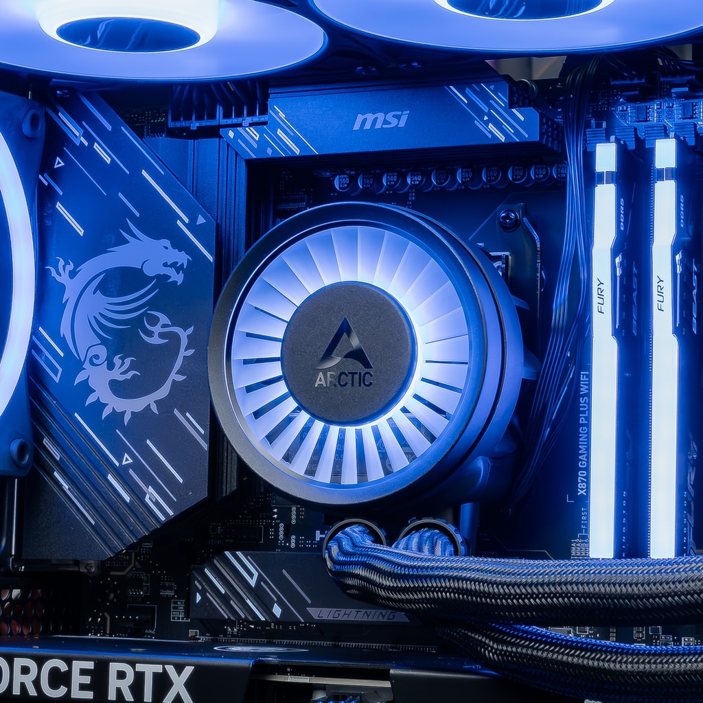 Vue rapprochée du waterblock Arctic Liquid Freezer III avec éclairage ARGB circulaire bleu sur carte mère MSI à l'intérieur du PC gamer Ascent X3D GEFORCE RTX™ 5080