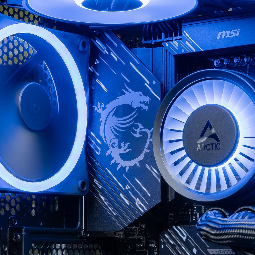 Vue rapprochée du dissipateur thermique de la carte mère MSI avec logo dragon, située à côté du watercooling Arctic Liquid Freezer III dans le PC gamer Ascent X3D GEFORCE RTX™ 5080
