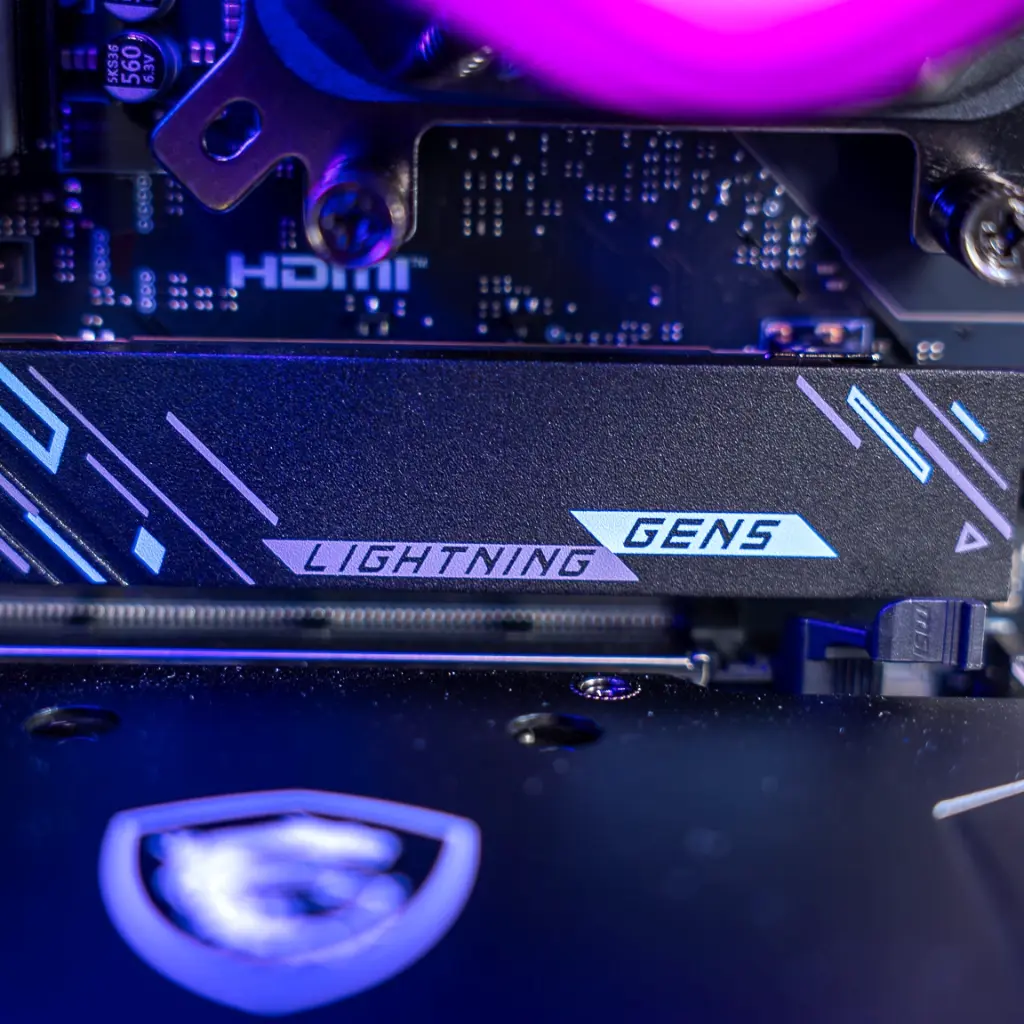 Vue rapprochée du dissipateur thermique de la carte mère MSI avec logo dragon, située à côté du watercooling Arctic Liquid Freezer III dans le PC gamer Ascent X3D GEFORCE RTX™ 5080