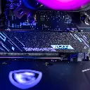 Vue rapprochée du dissipateur thermique de la carte mère MSI avec logo dragon, située à côté du watercooling Arctic Liquid Freezer III dans le PC gamer Ascent X3D GEFORCE RTX™ 5080