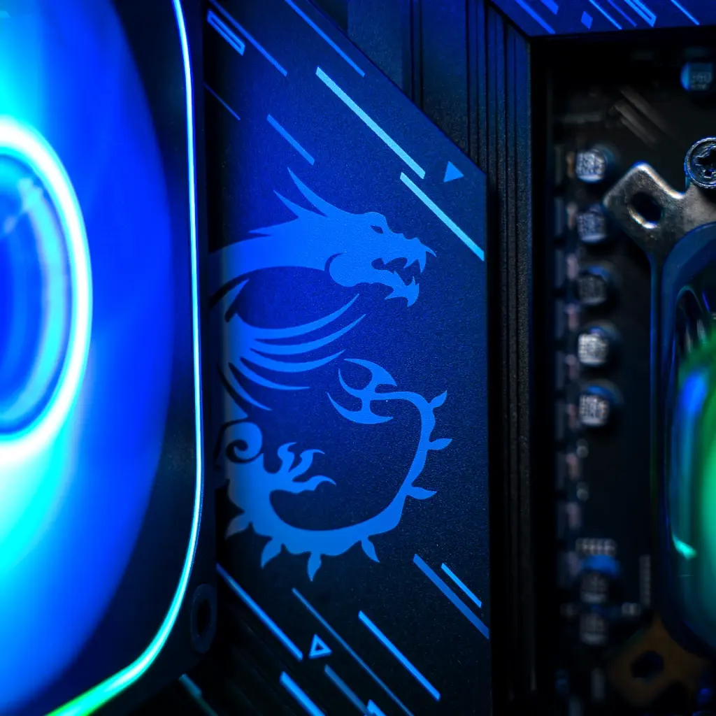 Vue rapprochée du ventilateur arrière ARGB avec éclairage bleu à côté du dissipateur MSI dans le PC gamer Ascent X3D GEFORCE RTX™ 5080
