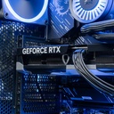 Vue rapprochée de la carte graphique installée horizontalement dans le PC gamer Ascent X3D GEFORCE RTX™ 5080 avec câbles d'alimentation et éclairage ARGB bleu