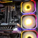 Vue rapprochée de la carte graphique installée horizontalement dans le PC gamer Ascent X3D GEFORCE RTX™ 5080 avec câbles d'alimentation et éclairage ARGB bleu