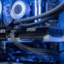 Vue rapprochée de la carte graphique MSI GEFORCE RTX™ installée dans le PC gamer Ascent X3D GEFORCE RTX™ 5080 avec câbles d'alimentation gainés et watercooling Arctic Liquid Freezer III
