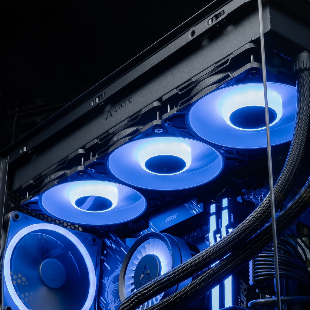 Vue rapprochée du watercooling Arctic Liquid Freezer III à trois ventilateurs ARGB bleus dans le PC gamer Ascent X3D GEFORCE RTX™ 5080