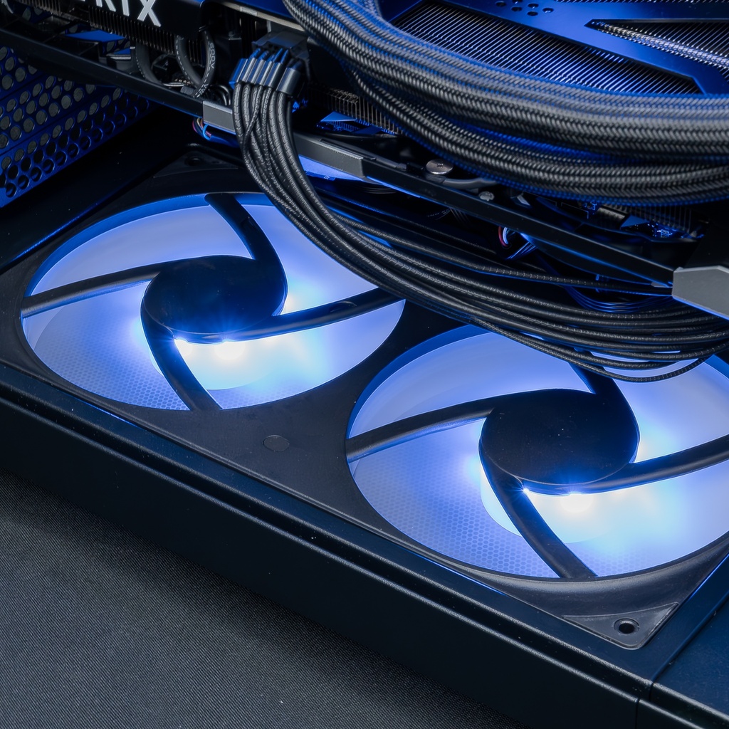 Vue rapprochée de deux ventilateurs ARGB bleus situés au bas du boîtier du PC gamer Ascent X3D GEFORCE RTX™ 5080