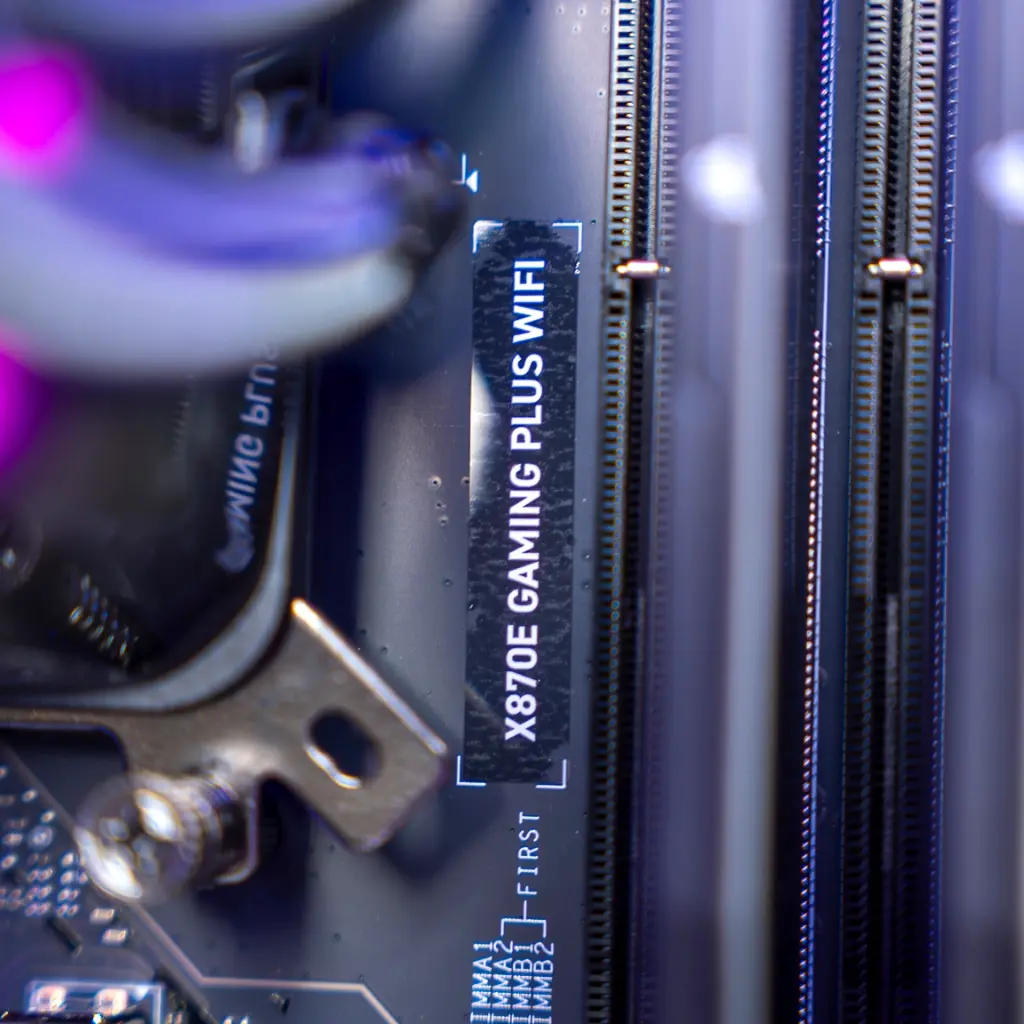 Vue rapprochée de deux ventilateurs ARGB bleus situés au bas du boîtier du PC gamer Ascent X3D GEFORCE RTX™ 5080