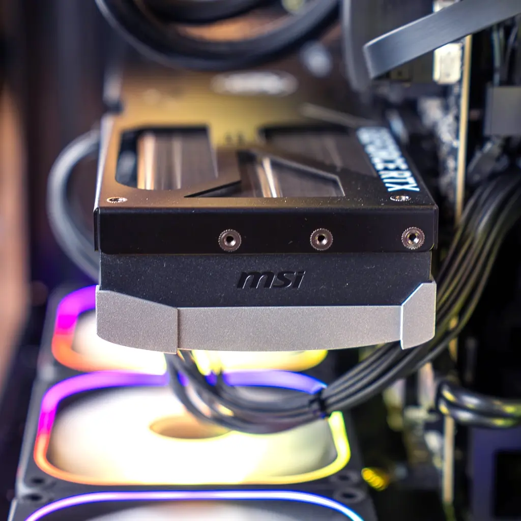 Vue rapprochée du radiateur watercooling Arctic installé en haut du boîtier du PC gamer Ascent X3D GEFORCE RTX™ 5080