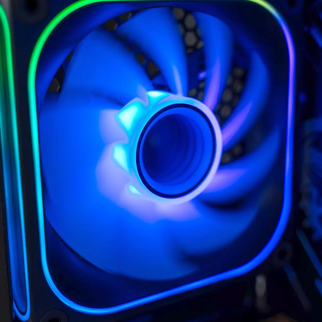 Vue arrière de la connectique carte mère et de l'alimentation Corsair RM1000e du PC gamer Ascent X3D GEFORCE RTX™ 5080