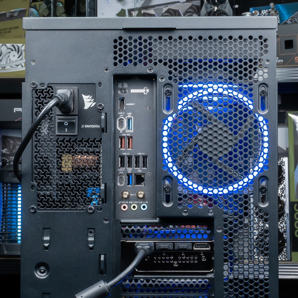 Vue arrière de la connectique carte mère et de l'alimentation Corsair RM1000e du PC gamer Ascent X3D GEFORCE RTX™ 5080