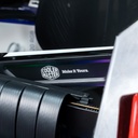 Vue rapprochée du slogan « Make It Yours. » de Cooler Master à côté de câbles noirs gainés à l'intérieur du PC gamer Sneaker X