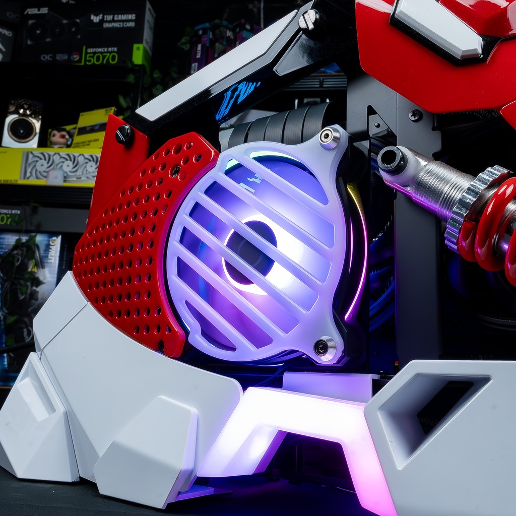 Vue latérale rapprochée d'un ventilateur ARGB éclairé en bleu et violet à travers la grille blanche et rouge du PC Sneaker X