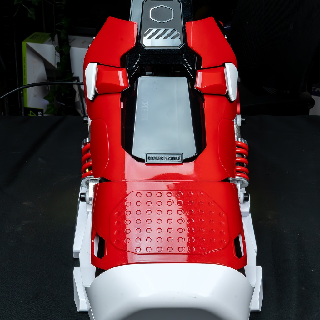 Vue de face en plongée du PC gamer Sneaker X GEFORCE RTX™ 5070 Ti montrant le capot brillant rouge et les détails Cooler Master