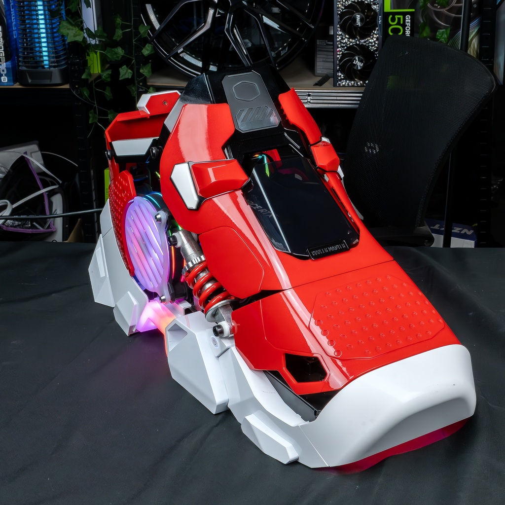 Vue de dessus du PC gamer Sneaker X GEFORCE RTX™ 5070 Ti mettant en avant son design innovant de chaussure de sport rouge et blanche