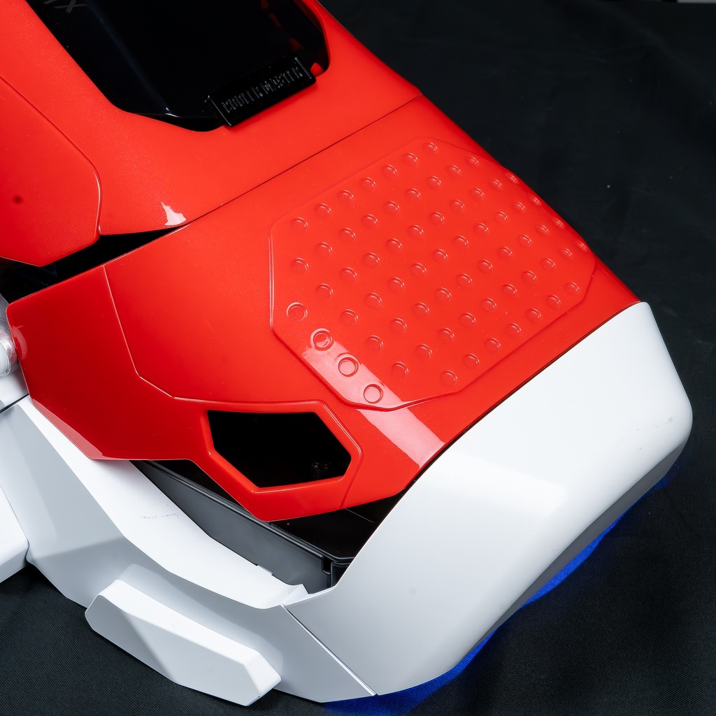 Vue rapprochée de la pointe du PC Sneaker X GEFORCE RTX™ 5070 Ti montrant les textures en relief du capot rouge et la finition blanche de la semelle