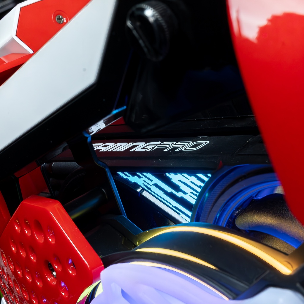 Vue rapprochée du GPU GamingPro et de l'éclairage ARGB dynamique bleu à l'intérieur du boîtier basket du PC gamer Sneaker X GEFORCE RTX™ 5070 Ti