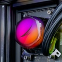 Gros plan du waterblock avec le logo FlowUP aux couleurs dégradées du PC gamer SHADOW Radeon™ RX 9070 XT by Helena Claris