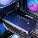 Vue de dessus de la carte graphique Gigabyte AMD Radeon™ RX 9070 XT installée dans le PC gamer SHADOW by Helena Claris