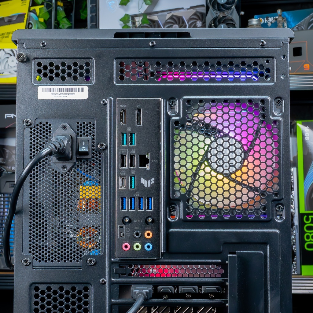 Vue arrière du PC SHADOW montrant l'alimentation, les ports E/S de la carte mère TUF et le ventilateur ARGB.