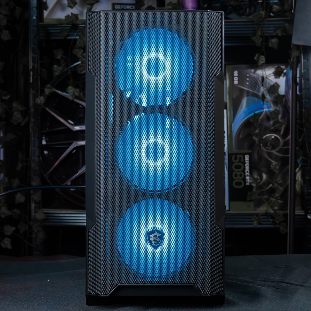 Vue de face du PC Savannah mettant en avant sa façade en mesh noir et ses trois ventilateurs MSI ARGB éclairés en bleu