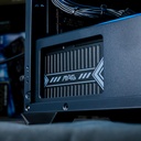 Vue rapprochée du bloc d'alimentation MSI MAG, certifié pour sa fiabilité, installé dans le compartiment inférieur du PC gamer Savannah