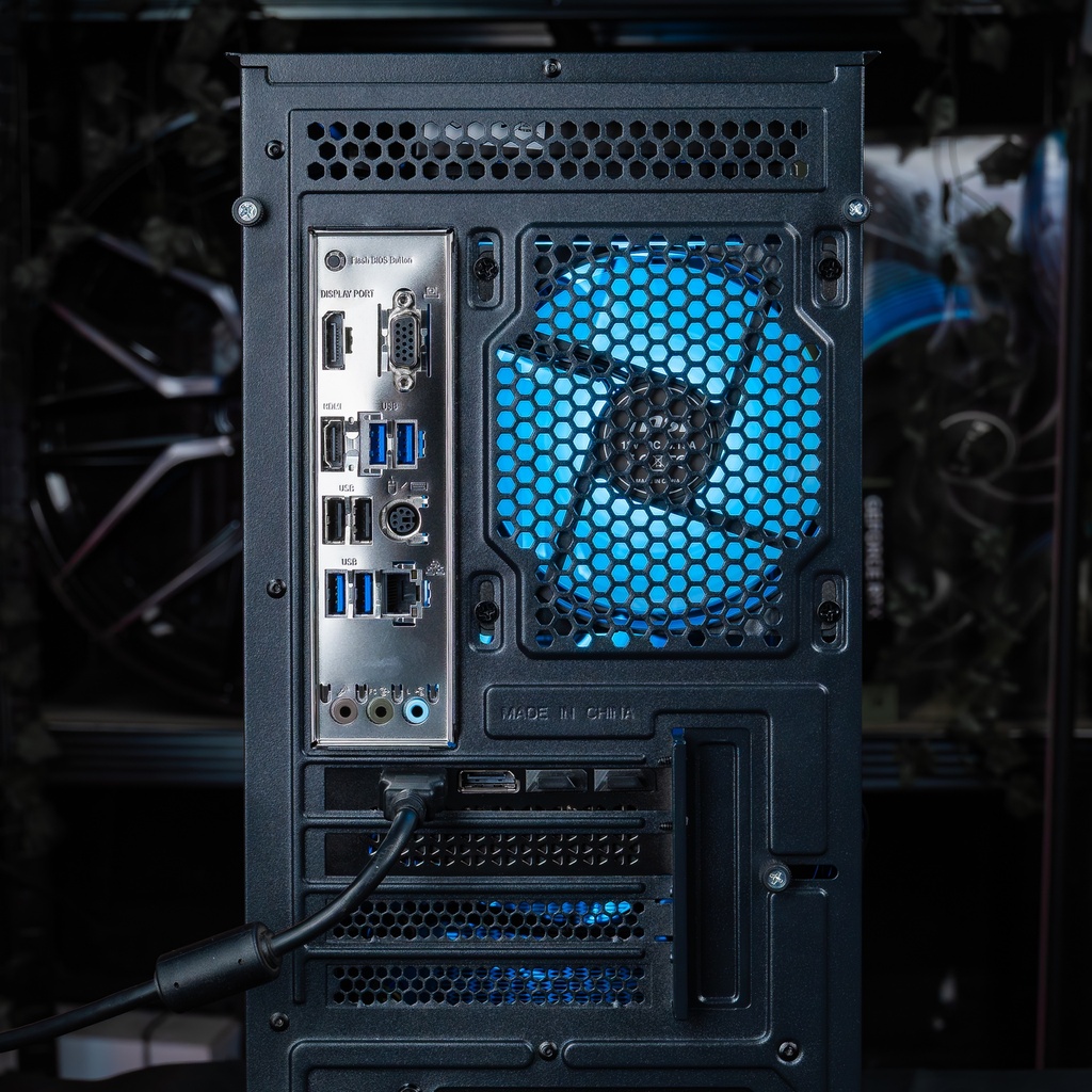 Vue arrière du PC gamer Savannah révélant le panneau de connectique complet de la carte mère, l'alimentation , et le ventilateur MSI rétroéclairé en bleu à travers la grille