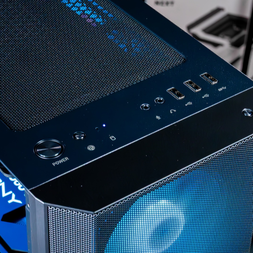 Vue de dessus du panneau de contrôle du PC Savannah incluant le bouton POWER, les prises jack micro/casque et plusieurs ports USB à côté de la grille d'aération supérieure