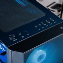 Vue de dessus du panneau de contrôle du PC Savannah incluant le bouton POWER, les prises jack micro/casque et plusieurs ports USB à côté de la grille d'aération supérieure